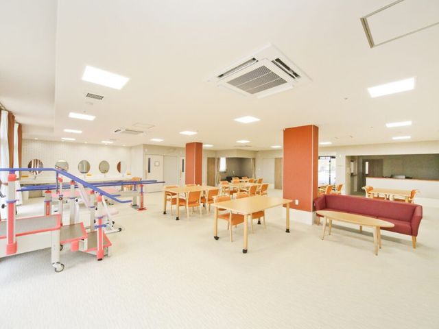広々とした部屋の内部 多目的室 広々とした多目的スペースは、さまざまな活動や交流が可能な明るい環境です。自然光が心地よく差し込み、快適に過ごせます。