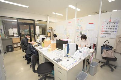 事務作業をするスタッフの部屋