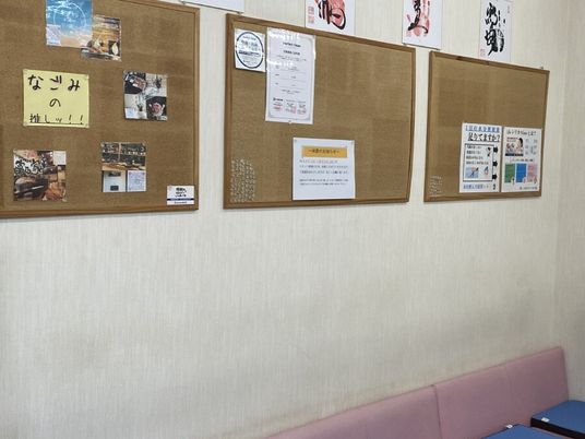 掲示板のある廊下  