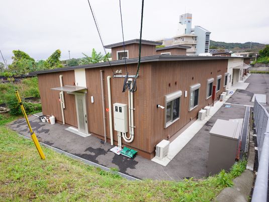 明るい外観の建物