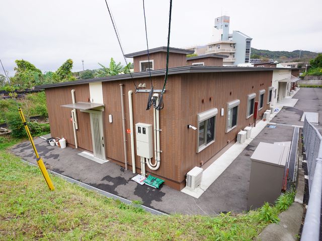 明るい外観の建物 外観 シンプルで落ち着いた色合いの建物です。周辺は緑に囲まれ、静かな環境でゆとりを感じさせます。