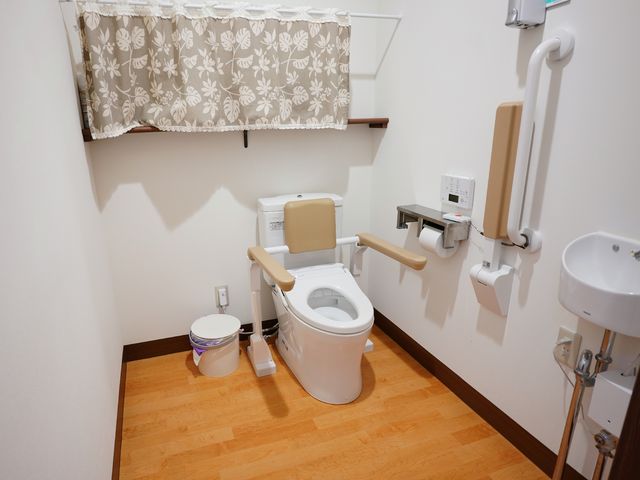 バリアフリートイレの様子 トイレ 手すりや広々とした空間が配慮された安心設計のトイレです。利用しやすい環境づくりに配慮されています。