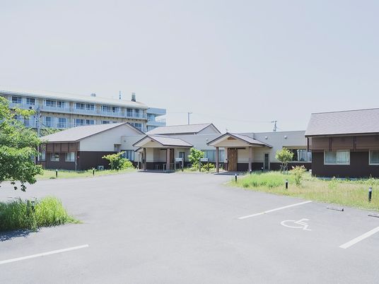 広い駐車場の外観  