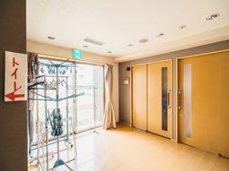 明るい廊下と避難設備