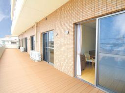 明るいテラスと居室付き