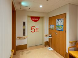 温かみのあるエレベーターホール