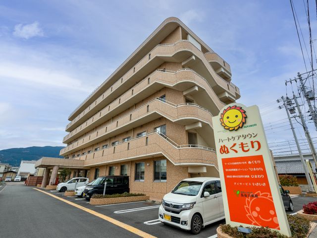 施設の明るい外観