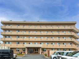 多階層の明るい施設外観