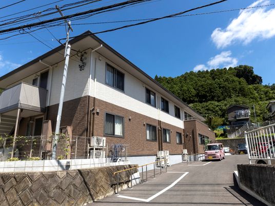 白と茶の建物外観