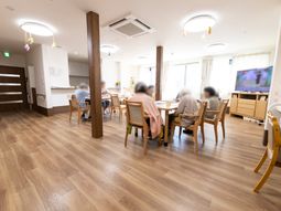 明るい食堂の様子