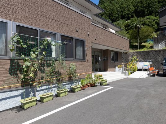 緑豊かな施設エントランス