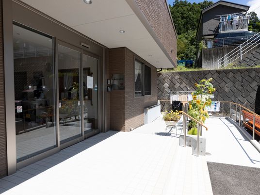 入口の明るいエントランス