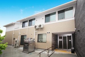 明るい建物外観
