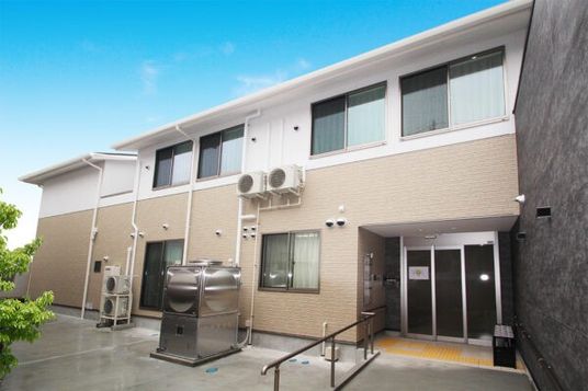 明るい建物外観