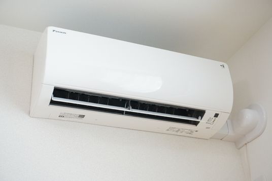 壁掛け型のエアコン