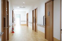 明るい廊下と部屋の扉