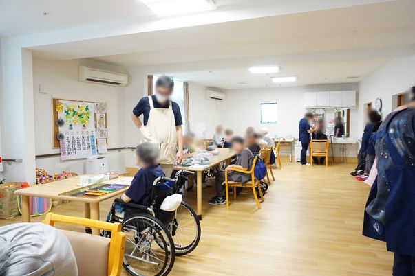 椅子に座る人たちの多目的室