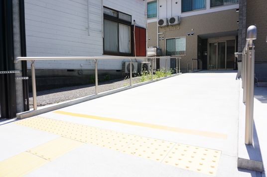 明るいエントランスの外観