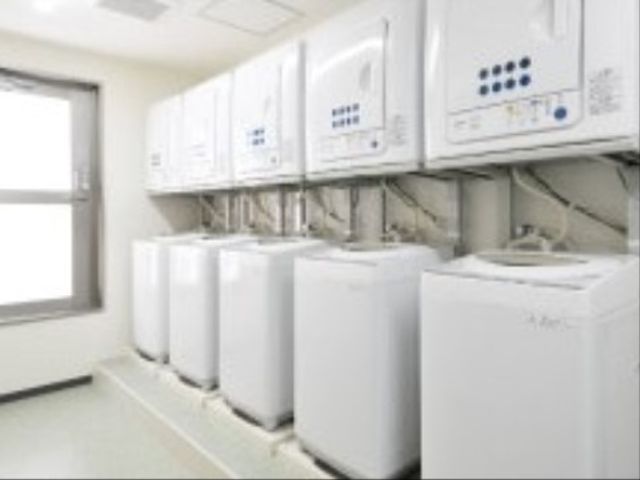 清潔な洗濯機並ぶ空間 洗濯室 清掃が行き届いた洗濯スペースです。快適に洗濯作業を行える環境が整っております。