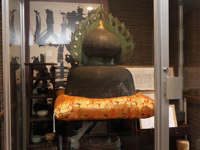 伝統的な装飾の展示スペース 縁起の良い置物 落ち着いた雰囲気で伝統の美を感じさせる展示スペースがあり、日々の忙しさから離れて心地よい時間を過ごすことができます。