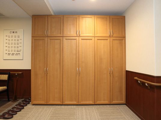 玄関を入ってすぐの壁には案内板が掛けてあり、大容量のクローゼットが設置してあるので、便利に利用出来る。