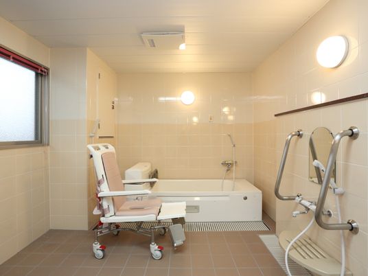 広い浴室には介護椅子や手摺が備わっているので、介護が必要な方にも安全且つ安心して利用してもらえる作りになっている。