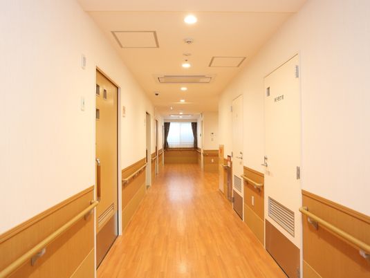廊下の明るい風景