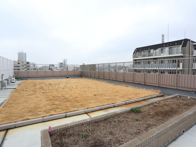 広々とした屋上庭園 景色のいい屋上 開放感のある屋上庭園で、穏やかな風と共にリフレッシュ。市街の景色を眺めながら、安らぎの一時を提供します。