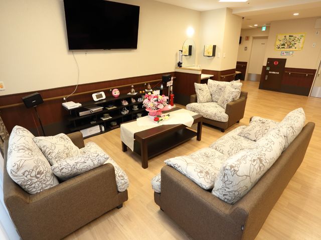 快適な共用ラウンジ 大画面TV 広々とした明るいラウンジです。ゆったりとしたソファでくつろぎながら、交流を楽しむことができます。