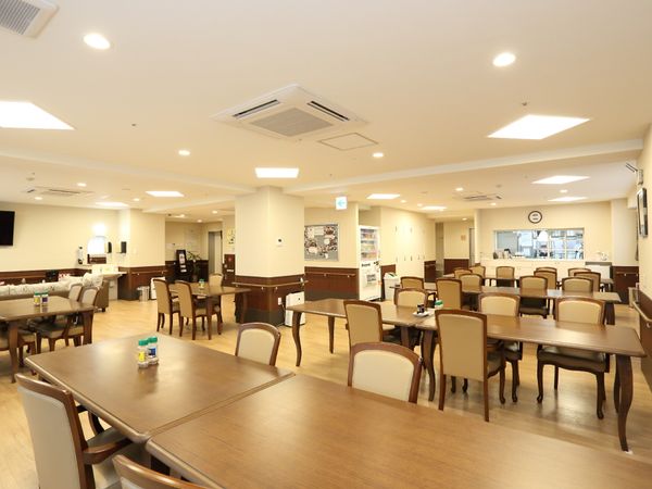 広々とした明るい食堂