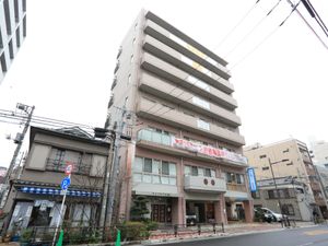 都市内の建物正面
