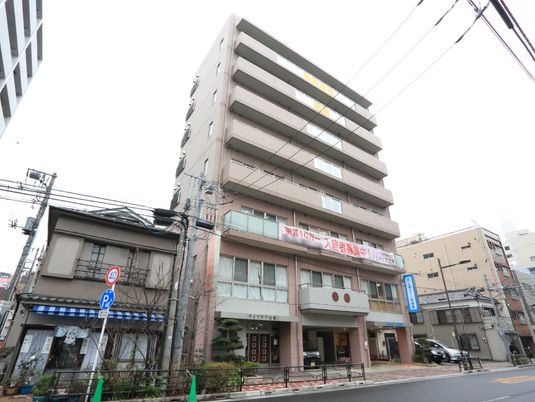 都市内の建物正面