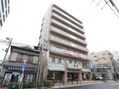 都市内の建物正面