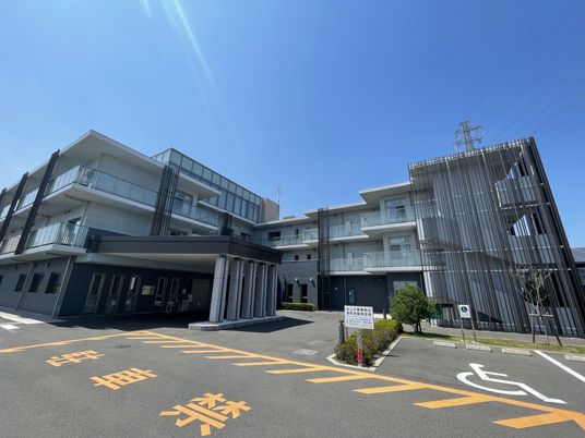 現代的な建物の外観