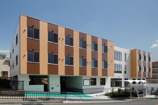 日差しを受けた建物外観