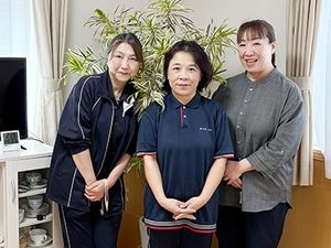 スタッフ3人の室内  