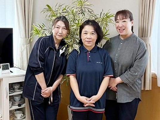 スタッフ3人の室内  