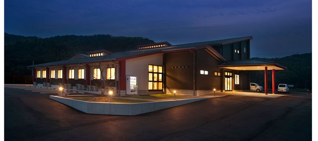 夜の落ち着いた外観 外観 落ち着いた雰囲気の建物が見られます。穏やかな夜の時間を提供する場所です。