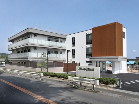 モダンな外観の施設  