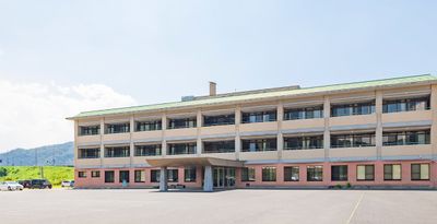 広々とした建物外観