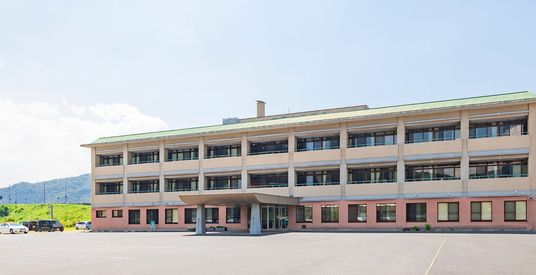 広々とした建物外観