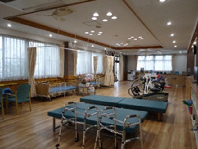 機能訓練室 機能訓練室 広々とした空間で、明るい自然光が差し込むリハビリに最適な環境です。リラックスしてトレーニングできます。
