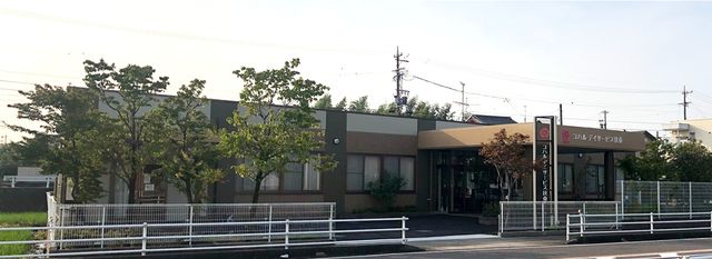 建物の外観 外観 緑に囲まれた静かな佇まいの建物です。仕事環境に最適な落ち着いた雰囲気が魅力です。