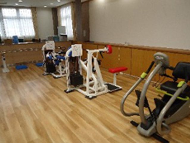 エクササイズ機器の室内 機能訓練室 明るい空間にトレーニング機器が揃っており、身体を動かす活動が充実しています。