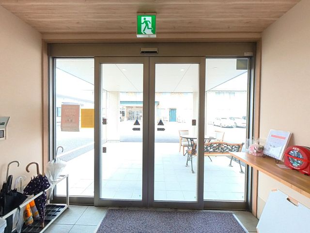 広々としたエントランス エントランス 明るく開放的なエントランスです。バリアフリー設計で、どなたでも快適に出入りいただけます。