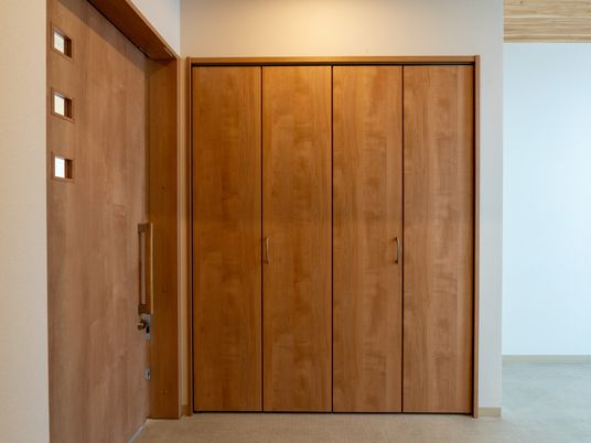 木目調の落ち着いた居室