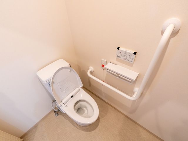 バリアフリートイレ トイレ 手すり付きの清潔なトイレです。利用しやすい構造で安心してお使いいただけます。