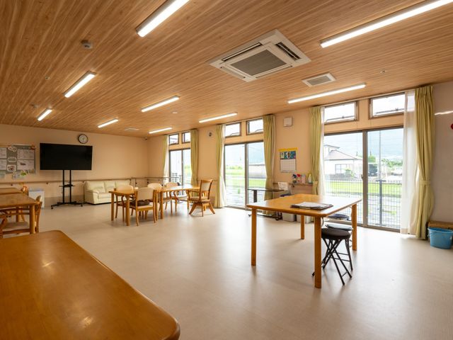 広々とした居室 共有スペース ゆとりのある居室では、天井が高く、ゆったりとした雰囲気の中でのんびりと過ごせます。窓からは自然光が差し込み、明るい空間を提供しています。
