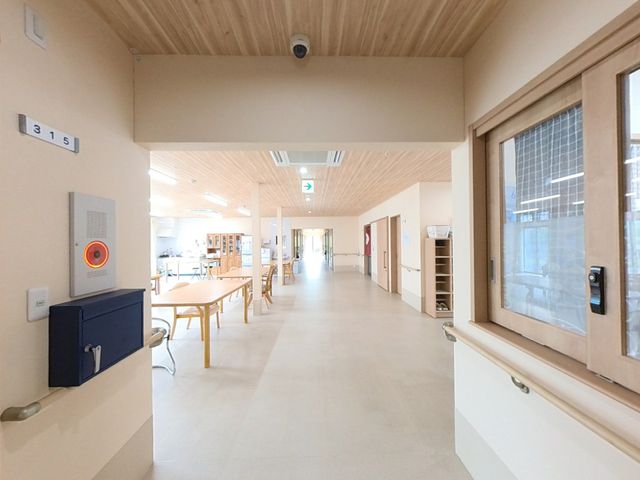 居室の廊下 廊下 明るく広々とした廊下は、余裕を持って移動できる作りです。手すりも設置され、安全にお過ごしいただけます。