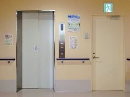 施設の廊下とエレベーター
